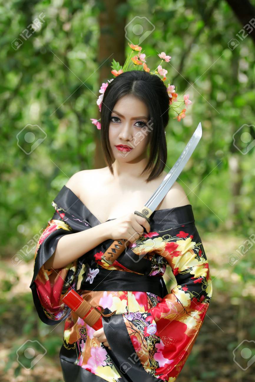 https://supham.qbu.edu.vn/wp-content/uploads/sites/36/2023/01/63923706-portrait-asia-beautiful-japanese-kimono-woman-and-japanese-geisha-woman-with-japanese-sword-and-woma.jpg