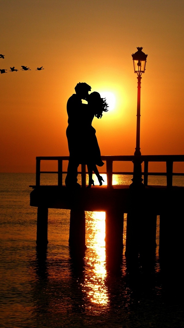 https://supham.qbu.edu.vn/wp-content/uploads/sites/36/2023/04/couple-romantic-kiss-sunset-silhouette-together-orange-sky-640x1136-3347.jpg